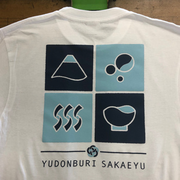 白Tの背中にプリント